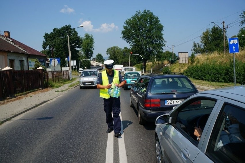 Policja w Żywcu rozdaje wodę kierowcom