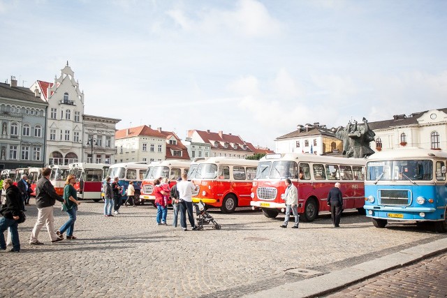 Bydgoszczanie mogli dzisiaj podziwiać zabytkowe autobusy na Starym Rynku.
