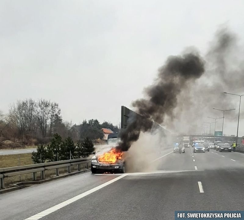 W Jankach pod Warszawą policjanci zauważyli skodę, która...