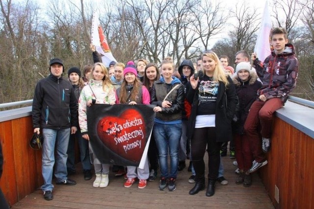 Odsłonięcie tabliczki z nazwą świętowali na miejscu wolontariusze orkiestry.