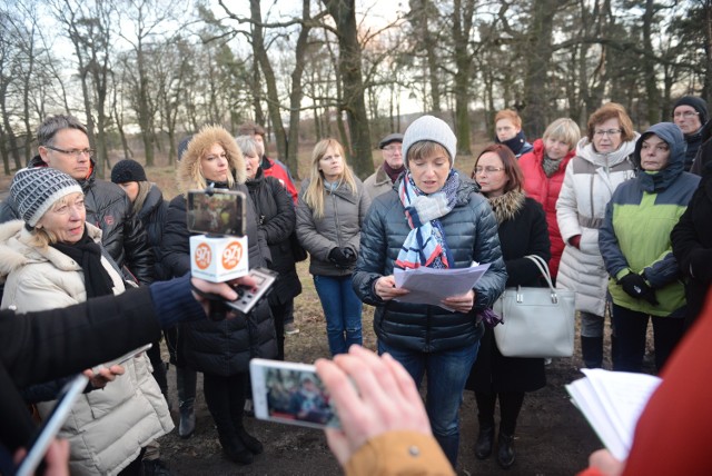 Agnieszka Jurga pokazuje wcześniejsze protesty: - O ten teren walczymy od 2005 roku. Ciągle próbuje się zmienić plany zagospodarowania przestrzennego.