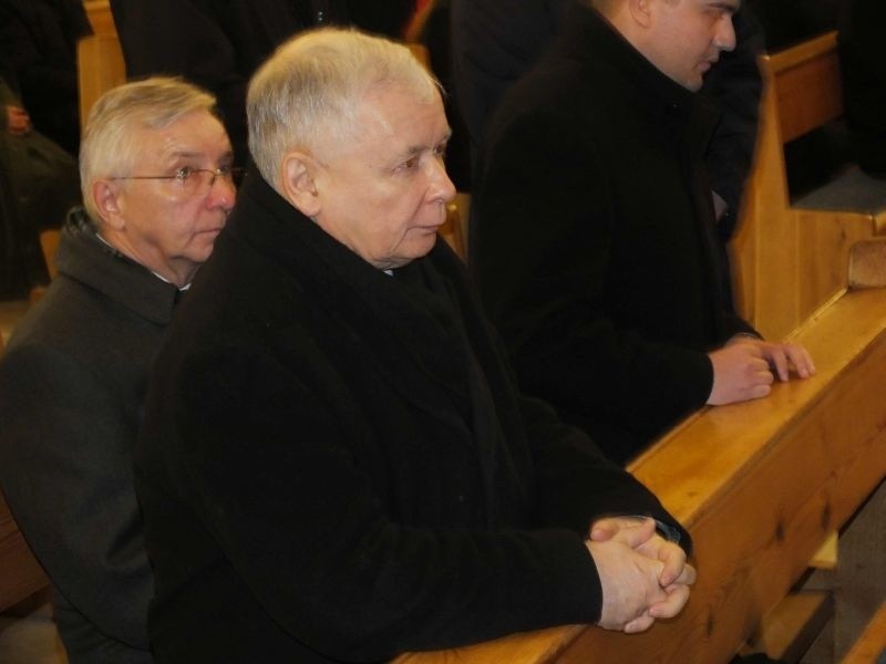 W intencji mamy Jarosław Kaczyński żarliwie modlił się...