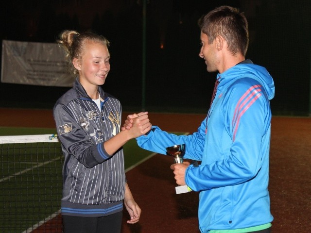 Daria Podleśna odbiera gratulacje od instruktora tenisa Karola Młodawskiego.