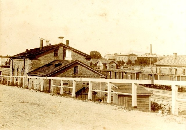 Fotografia została wykonana w 1897 roku. Fabrykę Wieczorka (z wysokim kominem) widać w tle.