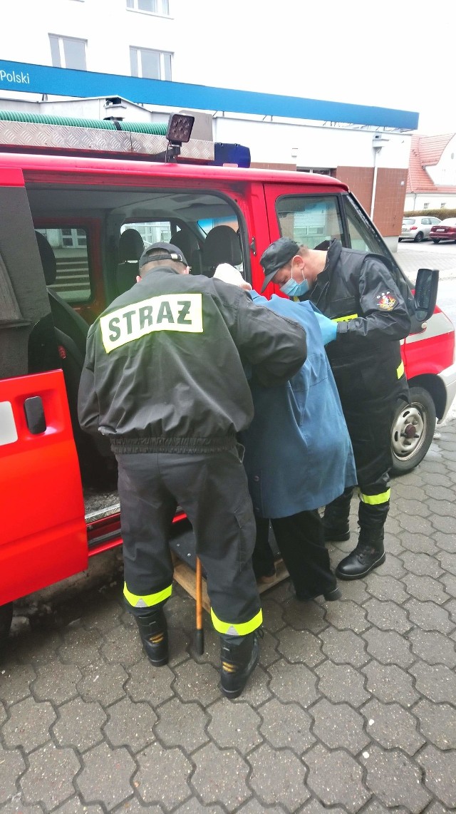 Strażacy dowożą osoby wskazane przez gminy i punkty szczepień