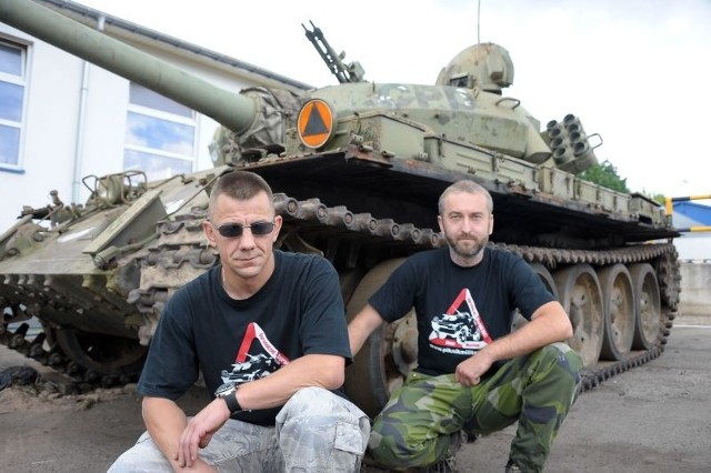 Wojciech Hernik (z prawej) i Andrzej Bieluczyk kochają wozy bojowe i mundury. Podczas pikniku militarnego pokażą czołg T-54