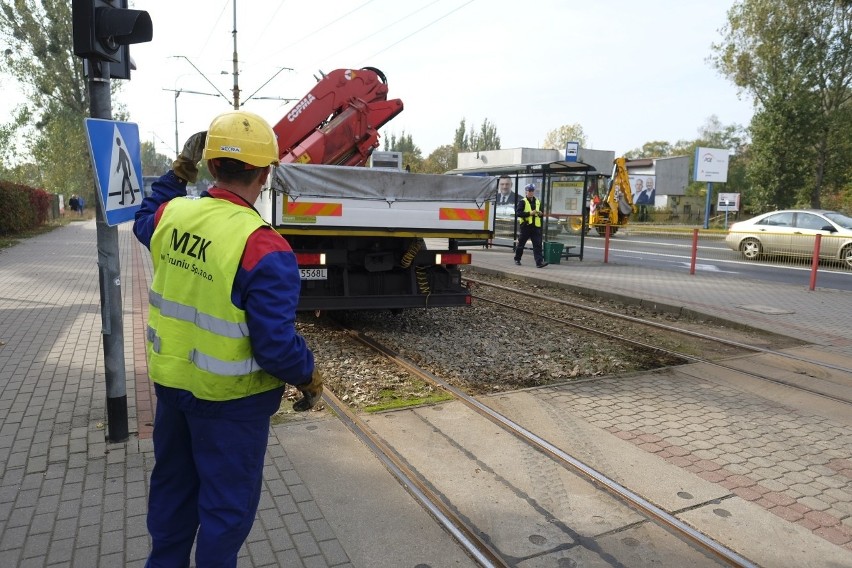 Wykolejony tramwaj po zderzeniu z autobusem na ulicy Wschodniej. Są ranni