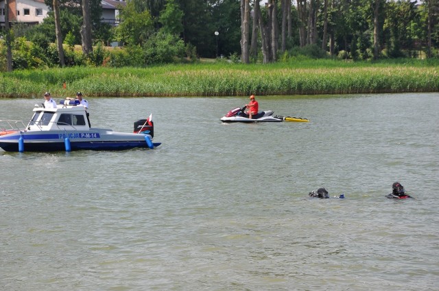 Funkcjonariusze WOPR pilnują bezpieczeństwa nad jeziorem Rajgrodzkim. Tu zdjęcie z projektu "Plaża"