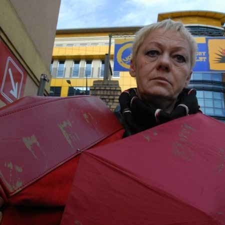 - Nie sądzę, aby plamy dało się usunąć bez zniszczenia zamszowej torebki i parasola - pokazuje Mirosława Jankowiak-Smarkus