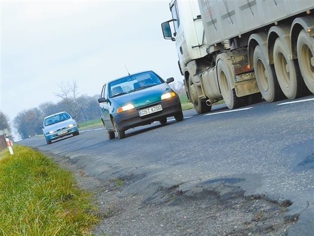 W drodze dojazdowej do autostrady pełno jest dziur i nierówności. To jeden z odcinków wytypowanych przez władze województwa do remontu. (fot. Radosław Dimitrow)