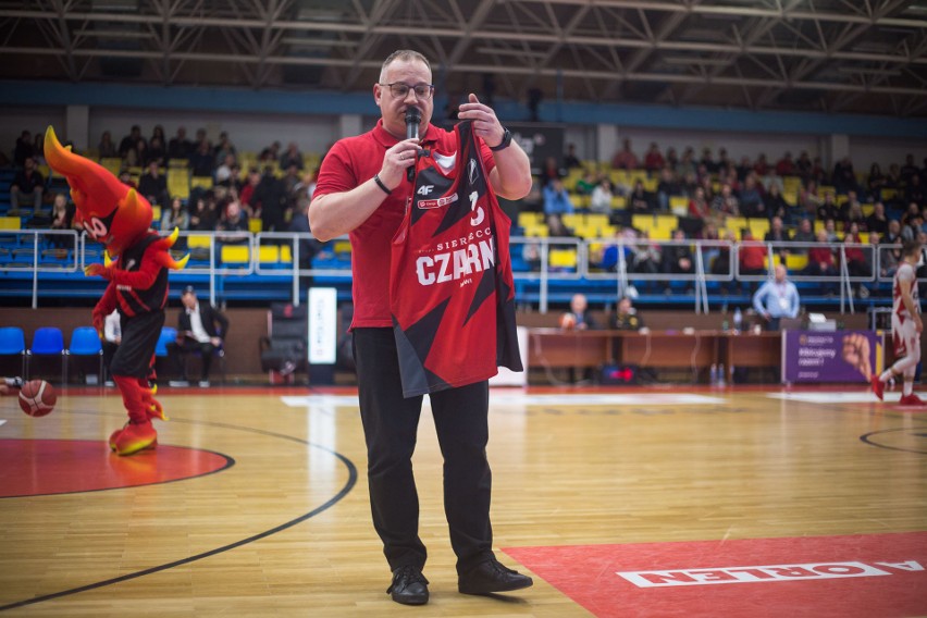 Koszulka koszykarza Czarnych Brae Iveya wylicytowana za 7 tysięcy złotych