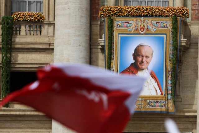 Portret Jana Pawła II podczas mszy beatyfikacyjnej w Watykanie, w maju 2011 r.