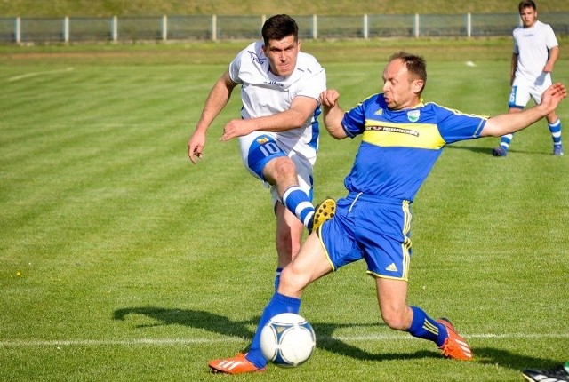 Piłkę po strzale Marcina Rudzkiego (z lewej) próbuje zablokować Rafał Tomaszewski. Nie udało mu się to i futbolówka wpadła do siatki.