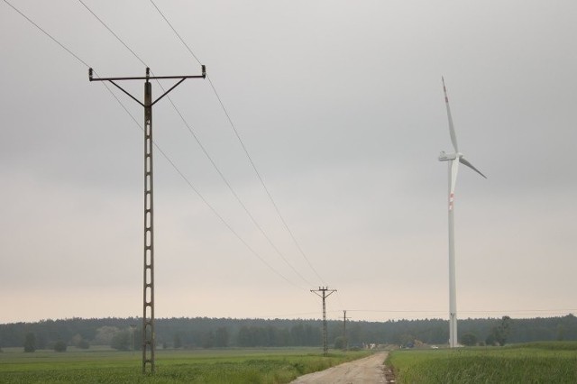 Zdaniem organizatorów protestu polskie prawo jest niedoskonałe i dopuszcza lokalizowanie elektrowni wiatrowych zbyt blisko domów mieszkalnych.