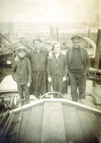 Na barce "Marta” od lewej stoją: Hans (znajomy rodziny),...