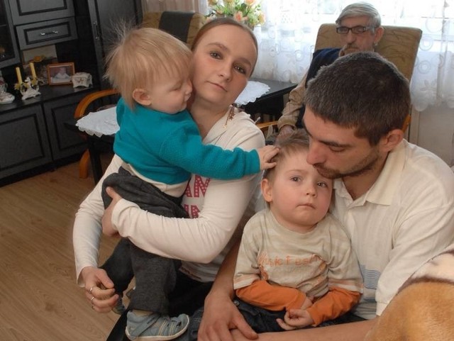 Joanna i Krzysztof wychowują trzyletniego Mateusza i 11-miesięcznego Oliwiera. Ale z chęcią przygarnęliby też 17-letniego Mateusza, 13-letniego Pawła i 10-letnią Kasię.