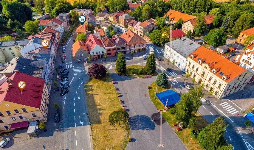 Tak z lotu ptaka wygląd Rynek w Zatorze z drogą krajową 28,...