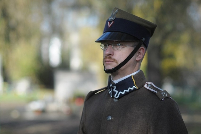 Uroczysta odprawa wart na cmentarzu wojskowym w Katowicach
