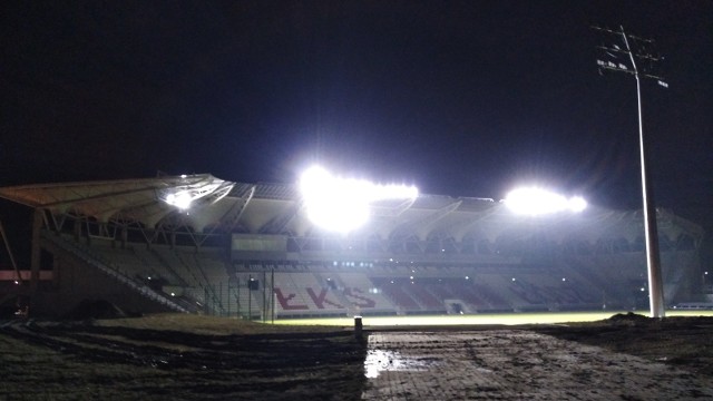 Oświetlenie na stadionie ŁKS, zdaniem wykonawców i inwestorów, będzie gotowe na sobotni mecz z Garbarnią. Dlaczego nie gramy o godz. 19.08?