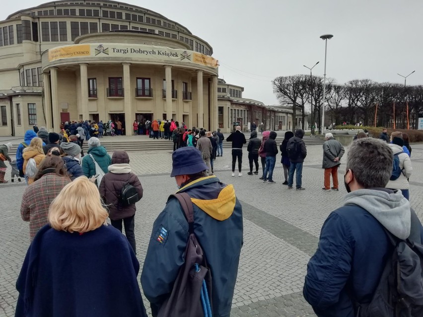 W sobotę przed wejściem na targi trzeba było odstać swoje w...