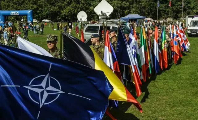 – W Bydgoszczy powstaje centrum edukacji, analiz i szkolenia NATO-Ukraina. Decyzja zapadła na dzisiejszym posiedzeniu ministrów obrony państw NATO. Mamy pełną zgodę. Rozpoczynamy tworzenie tego centrum — podkreślał  minister obrony narodowej.