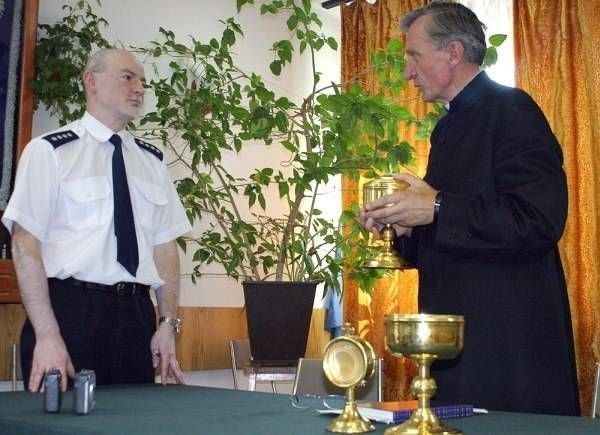 Wzruszony ksiądz Michał Józefczyk dziękował policjantom za szybkie odzyskanie ukradzionych naczyń liturgicznych. Z lewej strony zastępca komendanta tarnobrzeskiej policji, nadkomisarz Bogusław Cholewa.