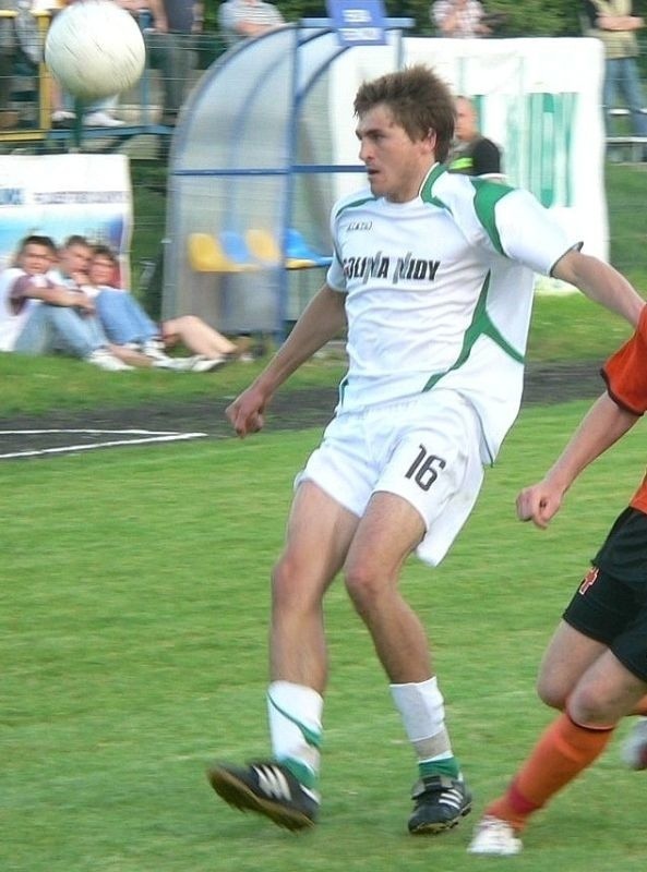 Krystian Zaręba strzelił honorową bramkę dla Nidy w niedzielnym meczu w Stróżach.