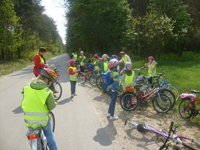 Młodzi rowerzyści nie przestraszyli się wiatru i chłodu, przemierzyli drogi gminy Stara Błotnica.