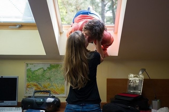 "Na Wspólnej". Jarek wkrada się do Elizy przez okno (fot. TVN/Radek Orzel)