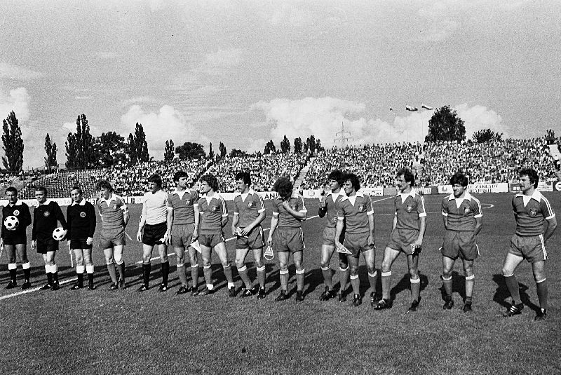 Archiwalne zdjęcia stadionu, piłkarzy, działaczy i kibiców...