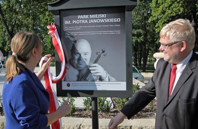 Odsłonięcia tablicy dokonała Joanna Maklakiewicz Żona genialnego skrzypka Piotra Janowskiego i pomysłodawca Leszek Orłowski dyrektor grudziadzkiego "muzyka"l