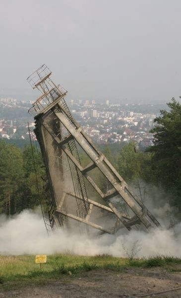 19 września tego roku skocznia wysadzona przez saperów.