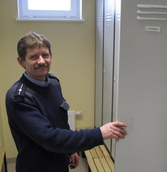 Policja z Drezdenka pracuje od kilkunastu dni w wyremontowanym komisariacie. Na zdjęciu policjant Mirosław Przybysz.