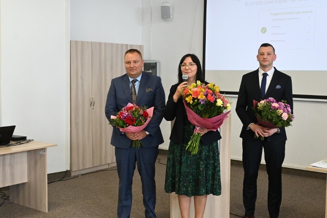 Magdalena Majewska, burmistrz Kępic w otoczeniu Macieja Chaberskiego, wiceburmistrza (z lewej) i Grzegorza Ożóg, skarbnika.