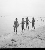 Plażowa moda PRL. Skąpe bikini, bielizna i majtasy: Jedziemy na wczasy!