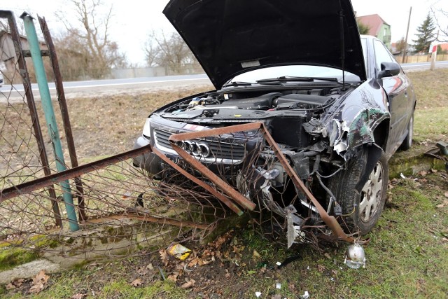 Audi po zjechaniu z drogi zatrzymało się na ogrodzeniu posesji.