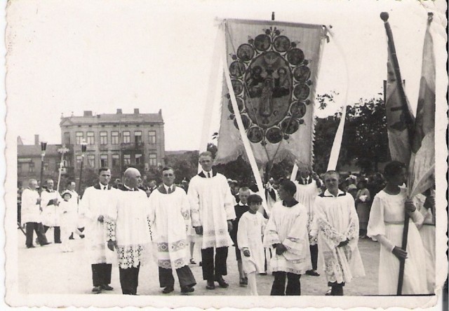 W Boże Ciało każda dzielnica miasta szykowała ołtarz.  Archiwalne zdjęcia piłkarzy Kujawianki Izbica Kujawska [część I];nfPrzed nim zatrzymywały się procesje, odprawiano modły. Tak było od zawsze, gdy Polska była w okowach zaborcy, w wolnej II Rzeczypospolitej. Także komuna nie zgasiła tej tradycji... Niedziela bez handlu. Jakie są tego skutki? źródło: Dzień Dobry TVN/x-news  