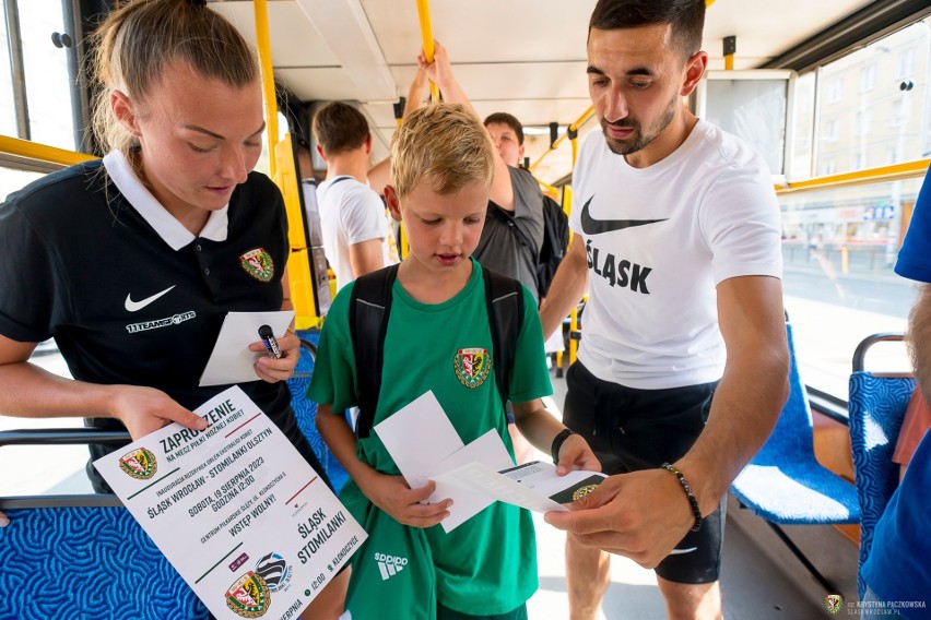 Śląsk - Lech. Piłkarze zapraszali na mecz w tramwaju. Zobacz zdjęcia
