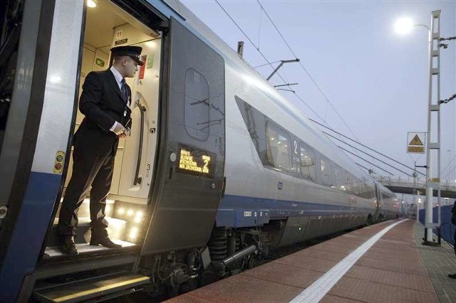 Od niedzieli PKP Intercity wpuszcza czwarty skład pendolino na trasę Warszawa - Opole - Wrocław. Zastąpi on IC Ślęża. 