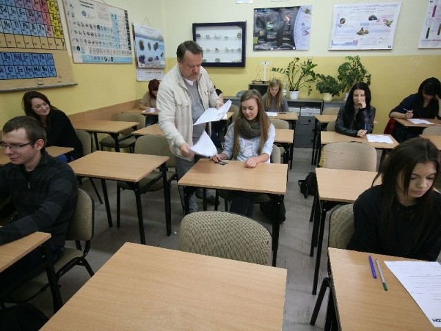 Nad przebiegiem testu w V Liceum Ogólnokształcącym w Kielcach czuwał nauczyciel historii, Andrzej Kubera. 