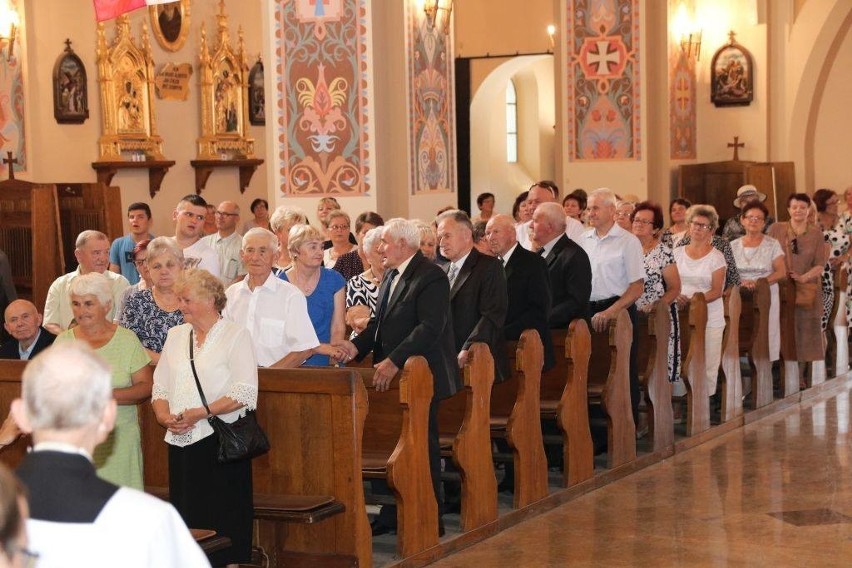 W białobrzeskim kościele parafialnym małżonkowie świętujący...