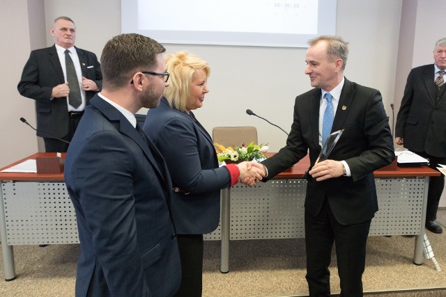 Kamila i Artur Adamczak odbierają nagrodę „Przedsiębiorca Roku” od burmistrza Stupałkowskiego