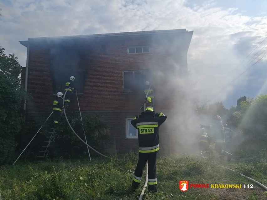 Pożar w Trojanowicach. Palił się dom, jedna osoba została ranna