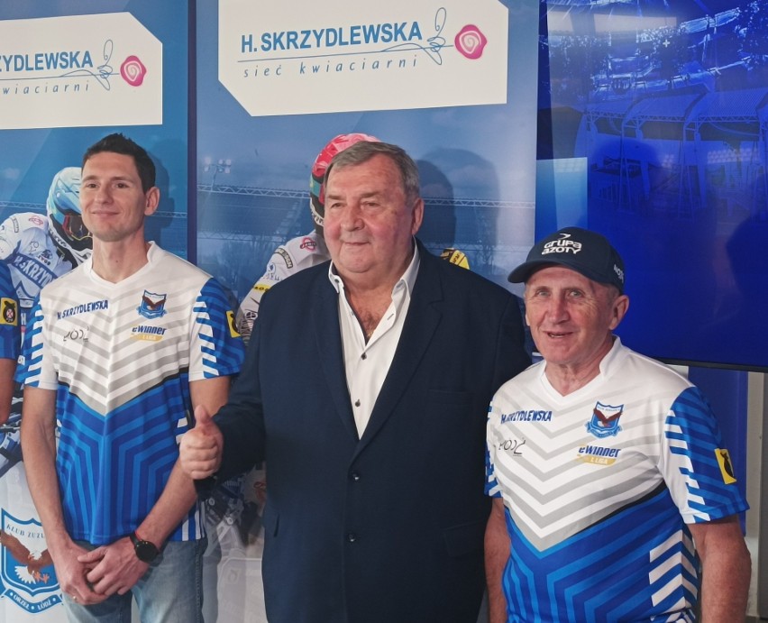 Od lewej: trener Piotr Świderski, prezes Witold Skrzydlewski...