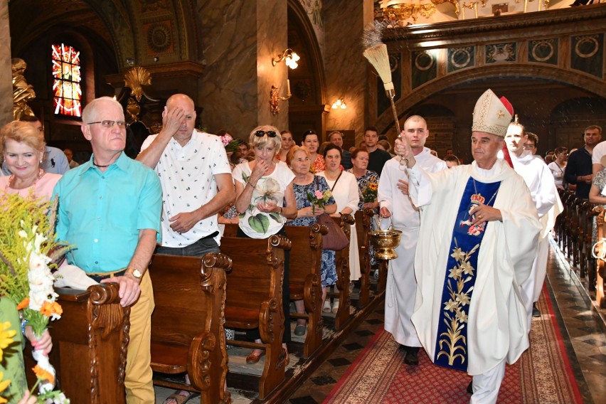 Ksiądz biskup Marian Florczyk na początku mszy świętej...