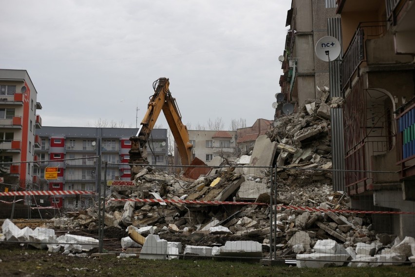 Wyburzanie bloku w Bytomiu, w którym doszło do wybuchu gazu