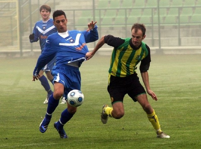 Piłkarze Siarki Tarnobrzeg (z prawej Tomasz Stopla) o punkty zaczną grać dopiero w drugiej połowie marca.