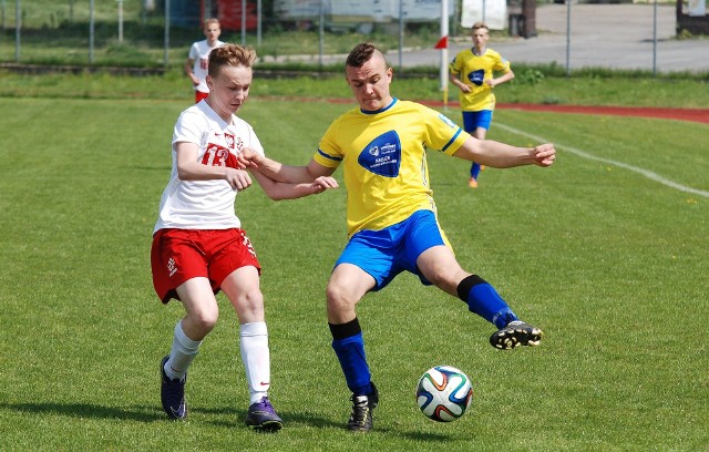 Bartłomiej Gaweł (z prawej) ustrzelił hat tricka dla Szwecji z Mniowa w spotkaniu z Polską z Ożarowa