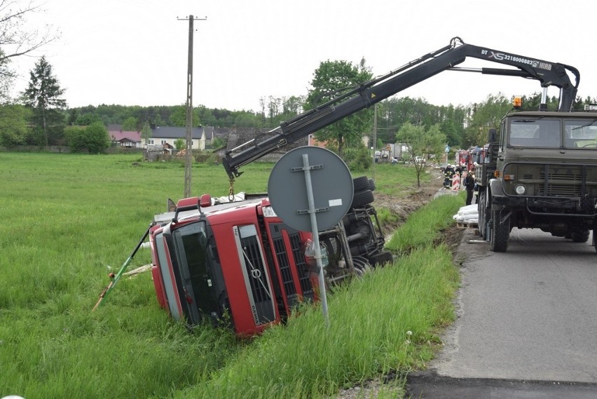 Jodłówka Wałki k. Tarnowa. Ciężarówka z chemikaliami w rowie [ZDJĘCIA]