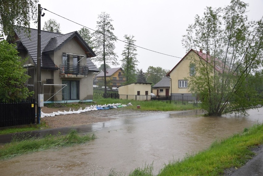 Woda uwięziła ludzi w domach. Alarm powodziowy ogłoszono w pięciu gminach